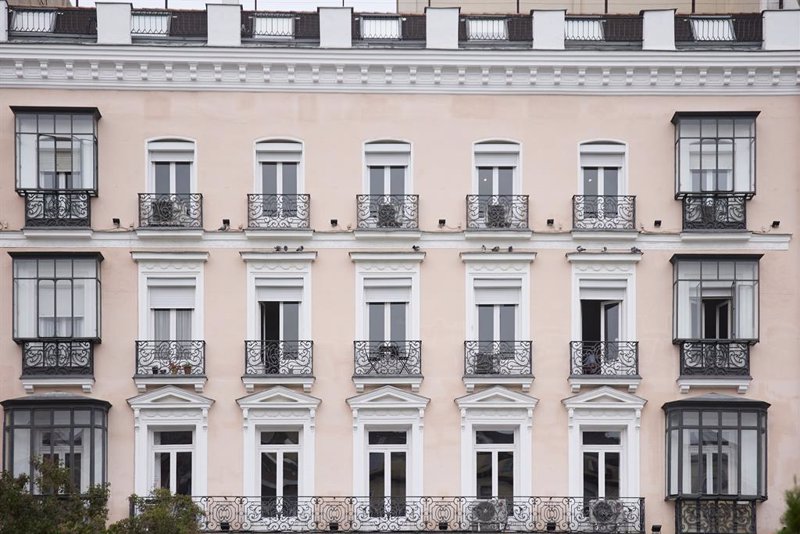 La oferta en el alquiler y la compraventa de viviendas es cinco veces menor que la demanda, de acuerdo con Fotocasa.