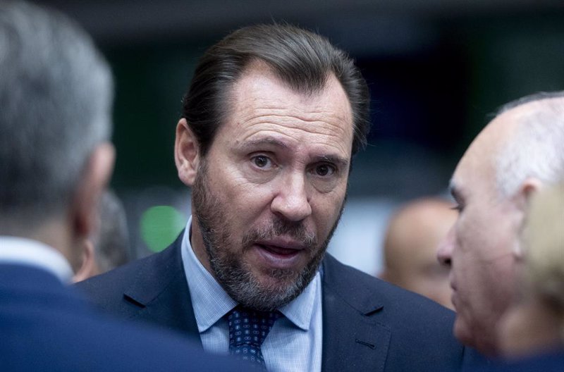 Título: Parafraseando en Español: Entendiendo el Compromiso de Puente Respeto a los 31.000 Millones para la Reconstrucción de Valencia## H2: ¿Qué es Parafrasear en Español?Parafrasear en español es el arte de reformular un texto, manteniendo su significado original pero utilizando diferentes palabras y estructuras gramaticales. Esta habilidad es esencial en diversos campos como la escritura, la traducción, el periodismo y, por supuesto, en la política. Un ejemplo claro de parafraseo en política es la reciente declaración de Puente comprometiendo 31.000 millones para la reconstrucción de Valencia, «pase lo que pase».## H3: El Compromiso de Puente: 31.000 Millones para ValenciaEl compromiso de Puente de destinar 31.000 millones para la reconstrucción de Valencia es una excelente muestra de cómo se puede parafrasear en español. El político promete firmemente asignar este considerable monto para la remodelación de la ciudad, independientemente de las circunstancias o las eventualidades que puedan surgir.## H3: Parafraseando la Declaración: «Pase lo que Pase»La frase «pase lo que pase» es un claro ejemplo de cómo Puente parafrasea su compromiso. Es una manera de decir que, sin importar los obstáculos o desafíos que se presenten, su promesa de asignar los 31.000 millones para la reconstrucción de Valencia es inamovible y definitiva.## H4: El Impacto de la Parafraseo en la PolíticaEl parafraseo en la política juega un papel crucial. Ayuda a los políticos a reafirmar sus compromisos y a transmitir sus mensajes de manera más efectiva y persuasiva. En el caso de Puente, su parafraseo no sólo refuerza su compromiso, sino que también transmite un mensaje de resiliencia y determinación en la cara de la adversidad.## H4: Conclusiones: Parafrasear en Español en la PolíticaParafrasear en español es una herramienta poderosa en la política. Permite a los políticos como Puente comunicar sus compromisos de una manera más convincente. En este caso, su compromiso de invertir 31.000 millones en la reconstrucción de Valencia «pase lo que pase», demuestra su determinación y su firmeza en cumplir con sus promesas, independientemente de las circunstancias.Parafrasear puede parecer simple, pero requiere de una gran habilidad lingüística y un profundo entendimiento del mensaje original. En la política, es una estrategia efectiva para reafirmar compromisos y comunicar intenciones, como ha demostrado Puente con su promesa de reconstrucción para Valencia.