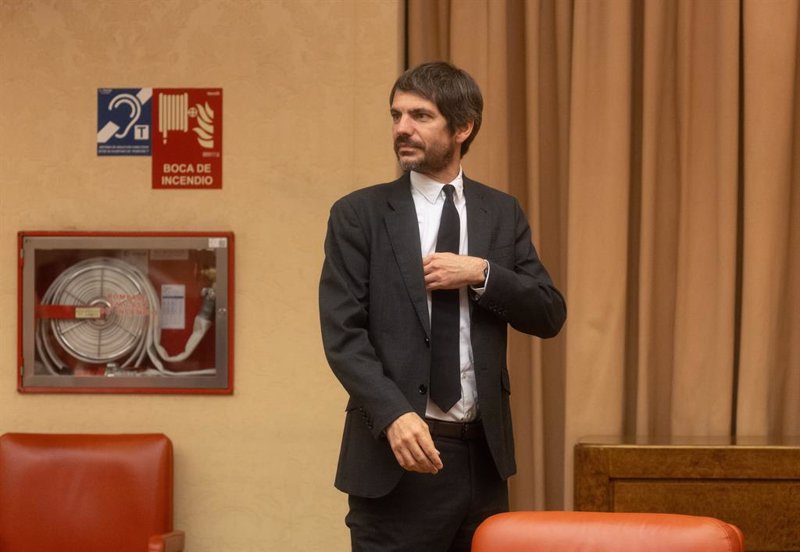 Urtasun celebra la sanción impuesta por Consumo a cinco aerolíneas y felicita a Bustinduy por su actuación ejemplar.